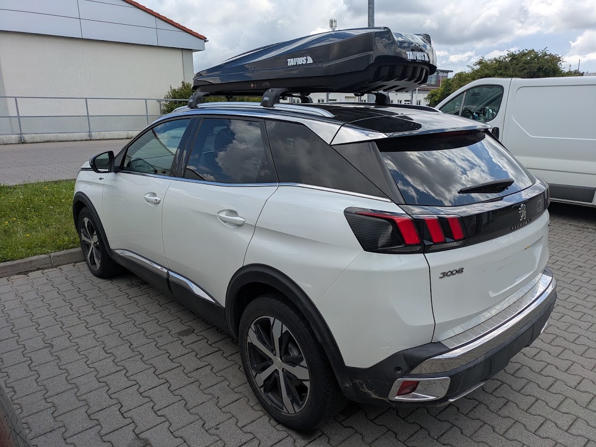 Box Taurus Strike 440 w czarnym połysku zamontowany na Peugeot 3008